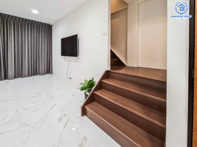 *****ทาวน์เฮ้าส์มือสองที่คุ้มที่สุด! ม.พิบูลย์ บางซื่อ เนื้อที่ 20 ตร.ว. ฟังก์ชัน 4 ห้องนอน 3 ห้องน้ำ สภาพสวย เดินระบบน้ำ-ไฟใหม่ พร้อมเฟอร์นิเจอร์! ทำเลดีใกล้เมือง! เชื่อมต่อรถไฟฟ้าสายสีม่วง "สถานีแยกติวานนท์" เข้า-ออกได้หลายทางทั้ง ถนนพิบูลย์สงคราม, ถนนวงศ์สว่าง และจุดขึ้นทางด่วน "ศรีรัช-วงแหวนรอบนอก"